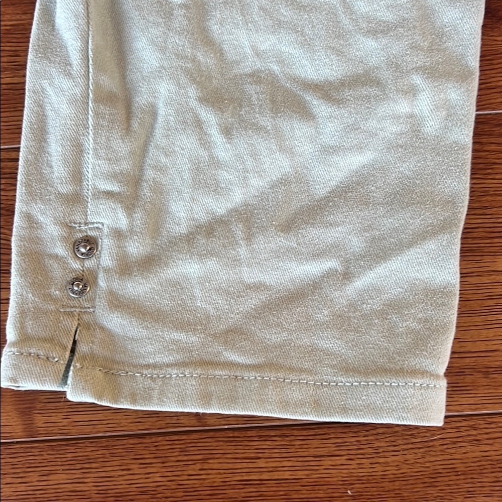 Gloria Vanderbilt All-Around Slimming Effect Light Tan Capris - Picture 4 of 6